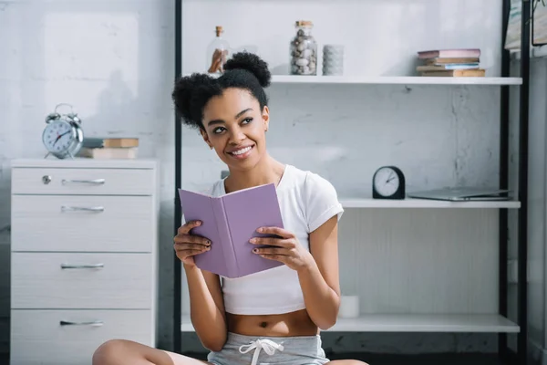 Mooi Dromerige Afrikaanse Amerikaans Meisje Met Boek Zittend Vloer — Stockfoto