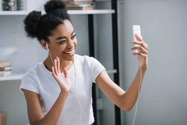 Heureuse Jeune Femme Faire Appel Vidéo Avec Smartphone Maison — Photo