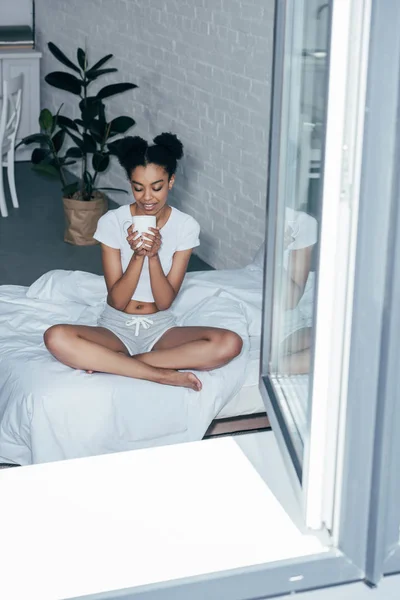 Feliz Joven Sentada Cama Casa Bebiendo Café Caliente — Foto de Stock