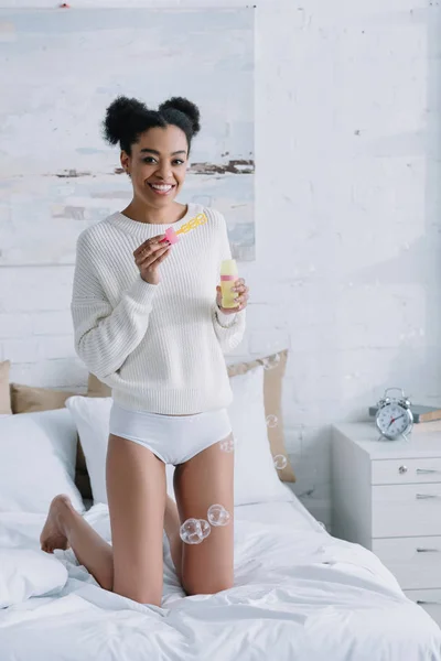 Beautiful Young Woman Soap Bubbles Standing Bed Home — Free Stock Photo