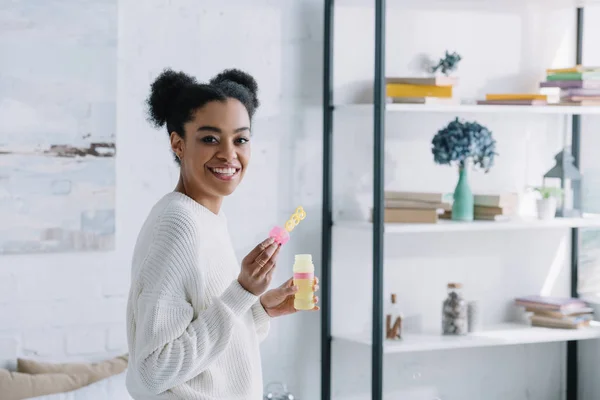 Vista Lateral Jovem Mulher Feliz Com Bolhas Sabão Casa — Fotos gratuitas