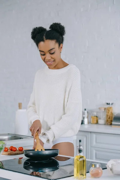 Beautiful Young Woman Preparing Breakfast Frying Pan Kitchen — Free Stock Photo