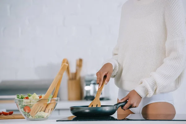 妇女在家里准备早餐与煎锅的裁剪镜头 — 图库照片