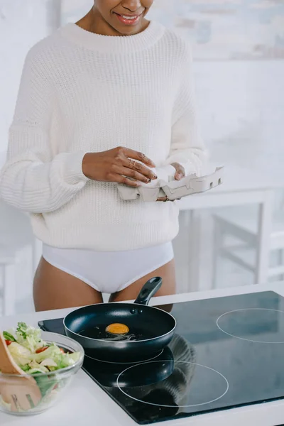 Beautiful Young Woman Frying Eggs Breakfast Kitchen — Free Stock Photo