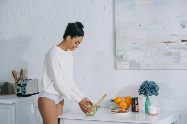 Jovem Atraente Com Tigela Salada Saudável Cozinha — Fotografia de Stock Grátis