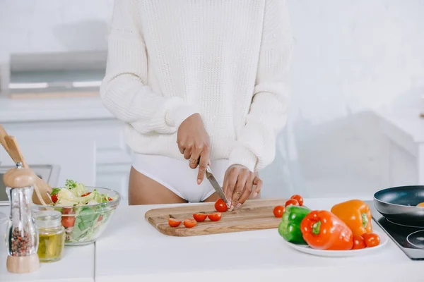 Bijgesneden Schot Van Vrouw Snijden Van Tomaten Voor Salade Keuken — Gratis stockfoto