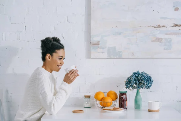 Zijaanzicht Van Gelukkige Jonge Vrouw Met Kopje Koffie Ochtend Thuis — Stockfoto