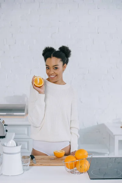 Beautiful Young Woman Fresh Oranges Kitchen — Free Stock Photo