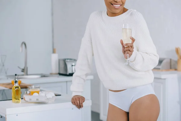 Ditembak Dari Wanita Muda Tersenyum Dengan Gelas Sampanye Dapur — Stok Foto