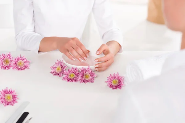 Cropped Image Manicurist Woman Receiving Bath Nails Table Flowers Beauty — Stock Photo, Image