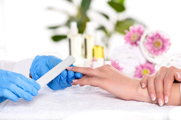 Teilansicht Der Kosmetikerin Latex Handschuhen Bei Der Maniküre Nagelfeile Die — Stockfoto