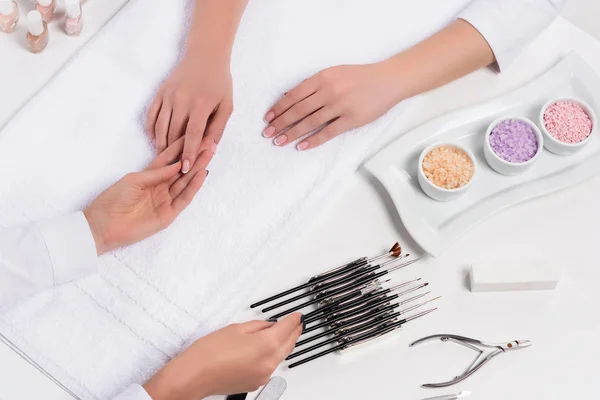 Tiro Cortado Esteticista Fazendo Manicure Para Mulher Mesa Com Sal — Fotografia de Stock