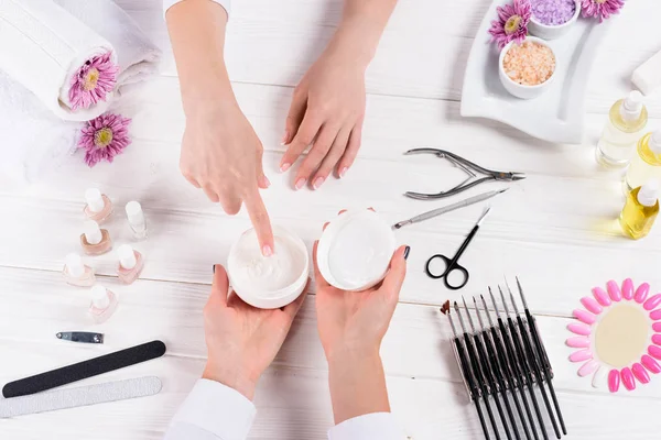 Tiro Recortado Mulher Que Aponta Creme Mãos Manicure Mesa Com — Fotografia de Stock