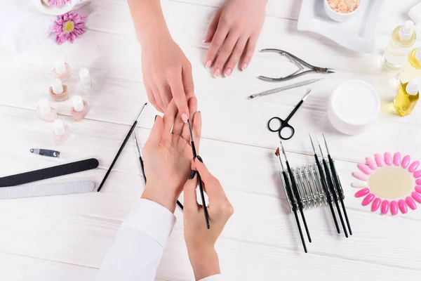 Bijgesneden Afbeelding Van Schoonheidsspecialiste Manicure Doen Vrouw Aan Tafel Met — Stockfoto