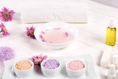 banyo yaprakları çiçek, havlu, manikür ve pedikür güzellik salonda renkli deniz tuzu, tırnak cilaları ve aroma petrol şişe ile masada tırnaklar için kadeh yukarıya kapatmak 