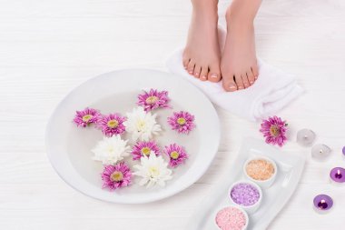 kısmi yalınayak kadın banyo için çivi ile renkli deniz tuzu ve çiçek koku mum yakınındaki güzellik salonunda alma görünümünü