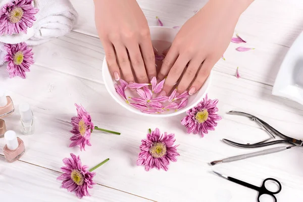 Cropped Shot Woman Receiving Bath Petals Nails Table Flowers Towels — Stock Photo, Image