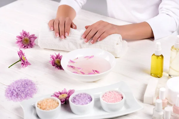 Bijgesneden Afbeelding Van Vrouw Hand Hand Handdoek Voor Manicure Procedure — Stockfoto