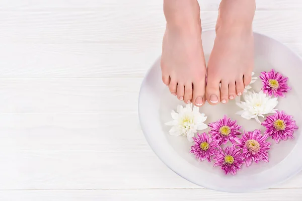 Vista Parcial Mujer Descalza Recibiendo Baño Para Las Uñas Flores —  Fotos de Stock