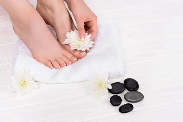 Vista Parcial Mujer Descalza Tratamiento Spa Con Toalla Flores Piedras —  Fotos de Stock