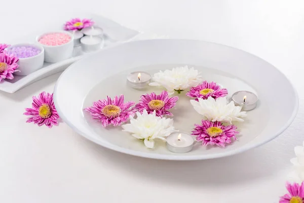 Close Tiro Banho Para Unhas Com Velas Flores Sal Marinho — Fotografia de Stock