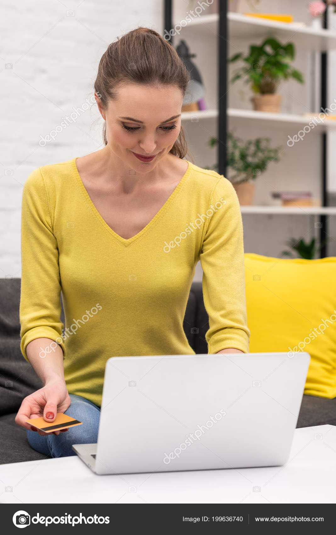 美しい大人の女性のラップトップとクレジット カード ショッピング 無料のストック写真 C Igorvetushko