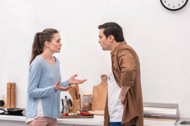 yetişkin çift kavga mutfağa sahip yan görünüm