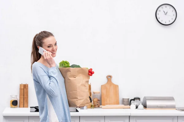 Happy Adult Woman Paper Bag Talking Phone Kitchen — Free Stock Photo