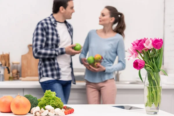 Comida Saudável Deitada Mesa Cozinha Com Caso Flores Enquanto Belo — Fotografia de Stock