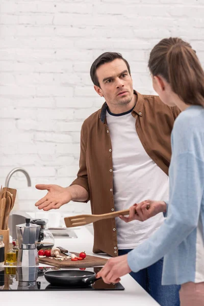 Pareja Adulta Discutiendo Cocina Asegurando Mientras Prepara Cena — Foto de Stock