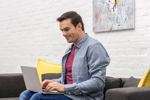 Happy Adult Man Using Laptop Couch Home — Free Stock Photo