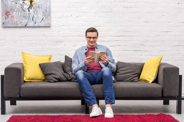 Hombre Adulto Feliz Leyendo Libro Sofá Casa — Foto de Stock