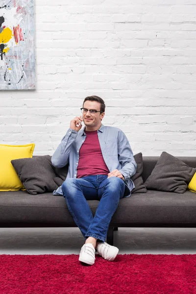 Hombre Adulto Sonriente Hablando Por Teléfono Sofá Casa — Foto de Stock