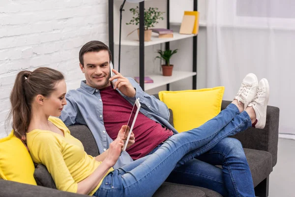 Happy Adult Couple Relaxing Couch Home Using Gadgets — Stock Photo, Image