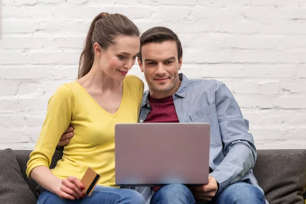 Happy Adult Couple Making Shopping Laptop Credit Card Couch Home — Stock Photo, Image