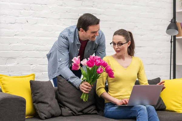 Homem Adulto Bonito Apresentando Buquê Tulipas Para Esposa Casa — Fotografia de Stock