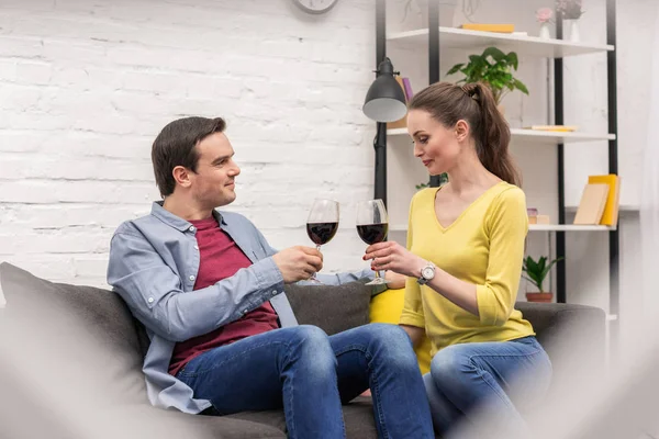 Sorrindo Casal Adulto Com Copos Vinho Tinto Passar Tempo Juntos — Fotografia de Stock