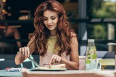 portrét mladé ženy mít oběd sami v restauraci