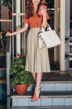 kısmi smartphone ve kafe yürümek çanta şık kadın görünümünü