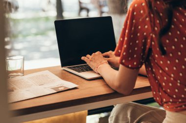 kafede boş ekran ile Laptop çalışma Blogger kısmi görünümü