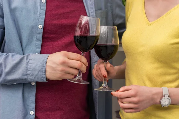 Bijgesneden Schot Paar Rammelende Glazen Rode Wijn — Stockfoto