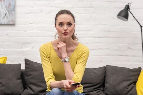 Hermosa Mujer Adulta Con Control Remoto Viendo Televisión Mientras Está — Foto de Stock