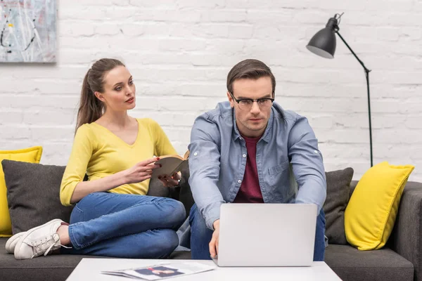 Beautiful Adult Woman Sitting Book Her Husband While Working Laptop — Free Stock Photo