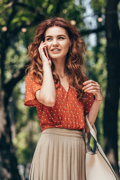 Potret Wanita Cantik Muda Berbicara Smartphone Jalan — Stok Foto