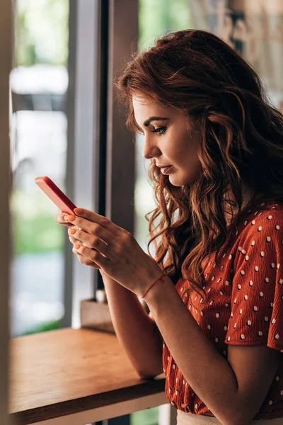 Side View Young Woman Using Smartphone Cafe — Stock Photo, Image