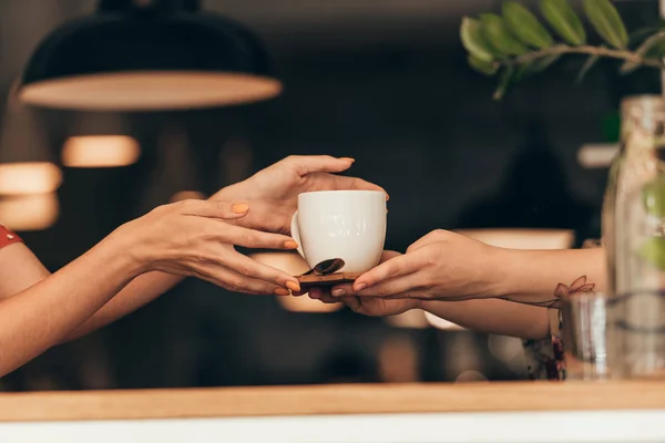 Visão Parcial Mulher Tomando Xícara Café Garçonete Café — Fotografia de Stock