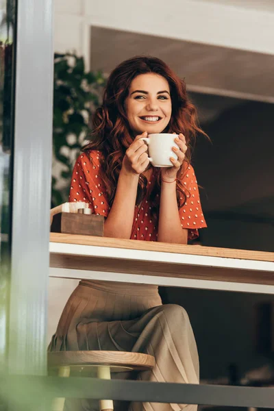 Retrato Mujer Feliz Con Taza Café Aromático Cafetería — Foto de Stock