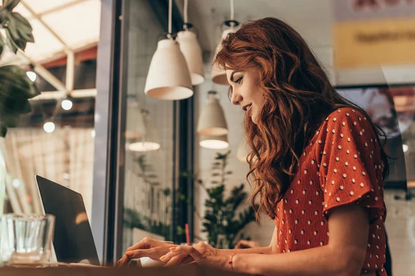 Vista Lateral Joven Bloguero Trabajando Una Computadora Portátil Una Cafetería — Foto de Stock