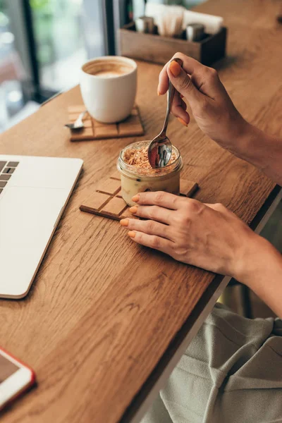 Vista Parziale Donna Che Mangia Soufflé Tavola Con Computer Portatile — Foto Stock