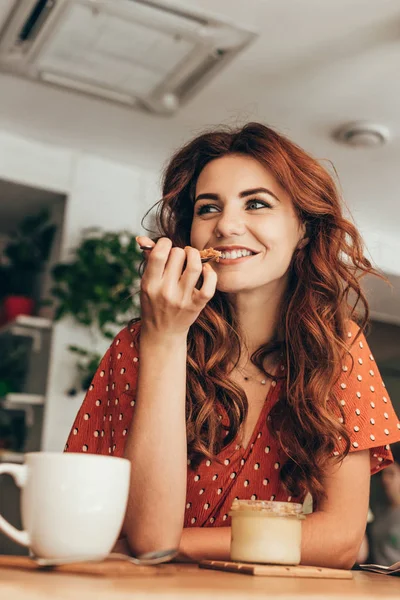 Retrato Mulher Sorridente Comendo Saboroso Souffle Café — Fotografia de Stock